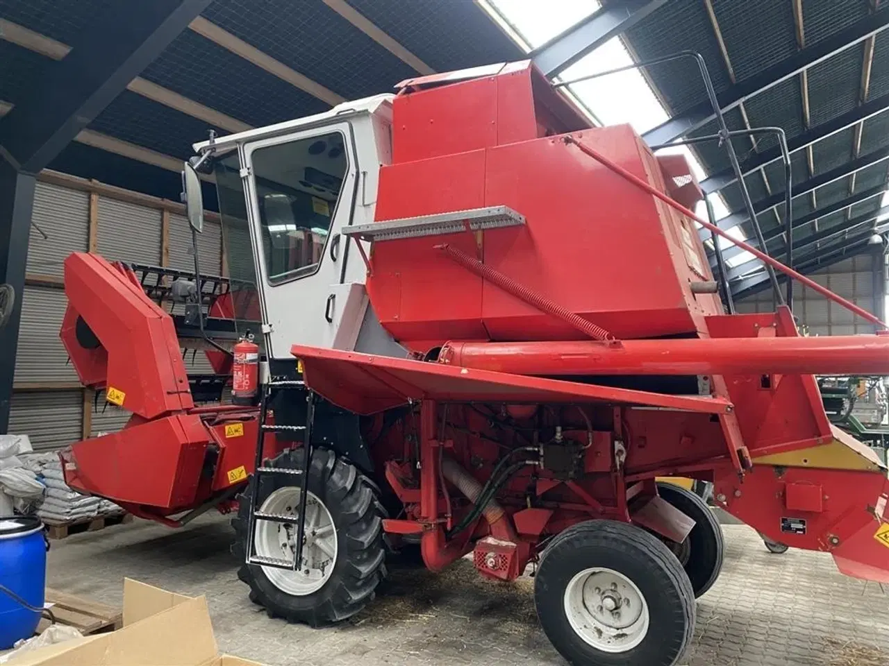 Billede 1 - Massey Ferguson 8XP forsøgs mejetærsker med defekt motor.