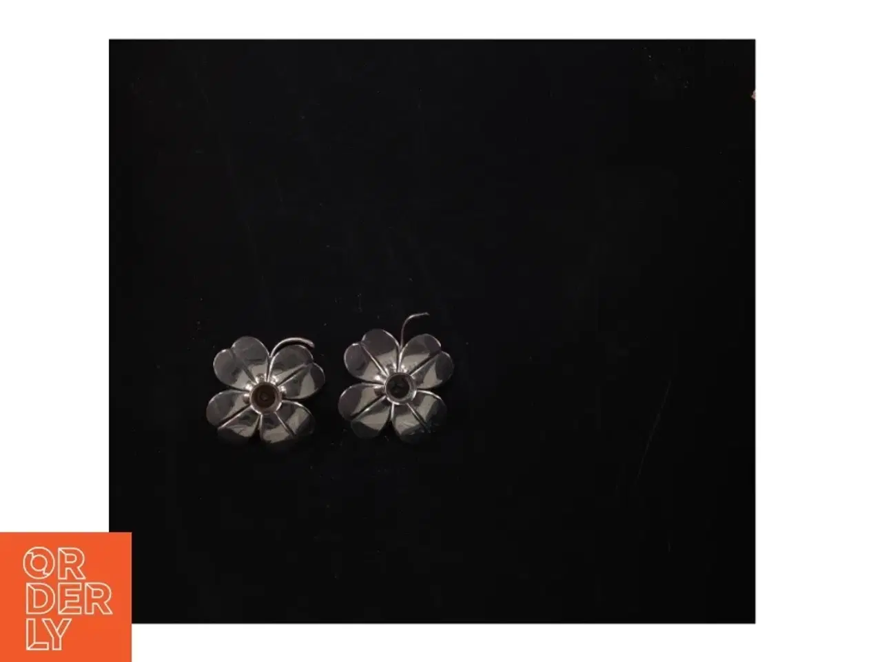 Billede 4 - Sølvfarvede blomsterøreringe (str. 7 x 2 cm)
