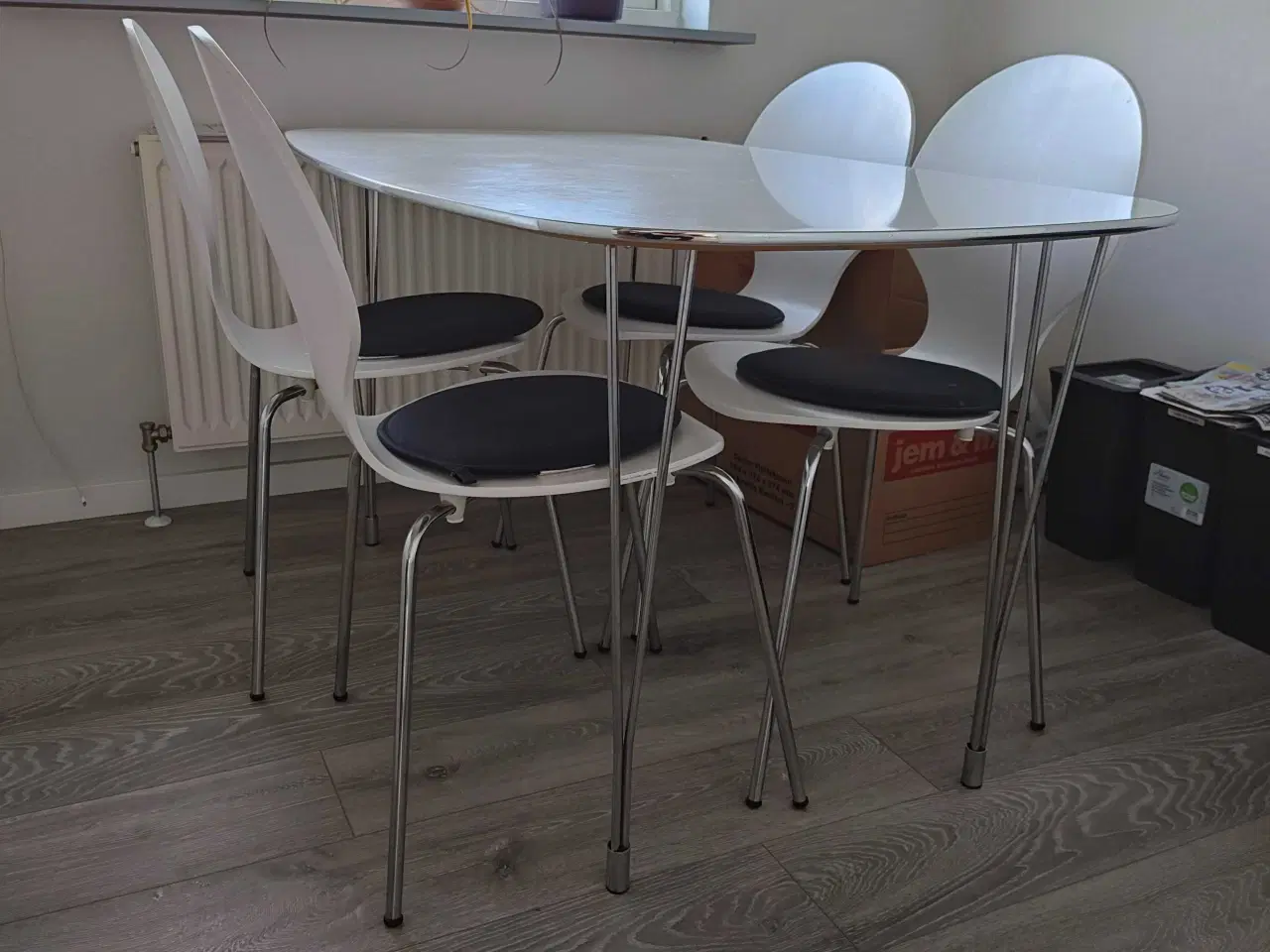 Billede 1 - Spisebord med stole 