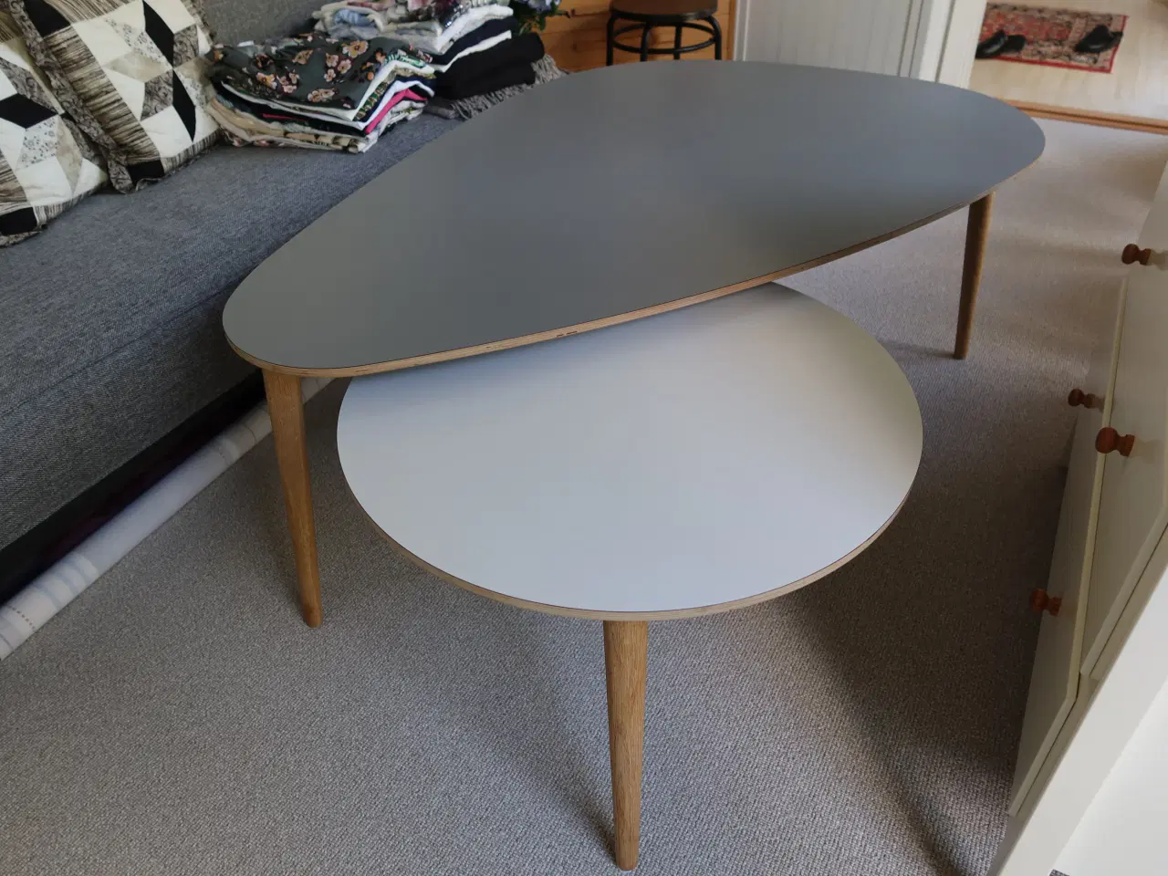 Billede 1 - Elegant spisebordssæt i et moderne, ovalt design.