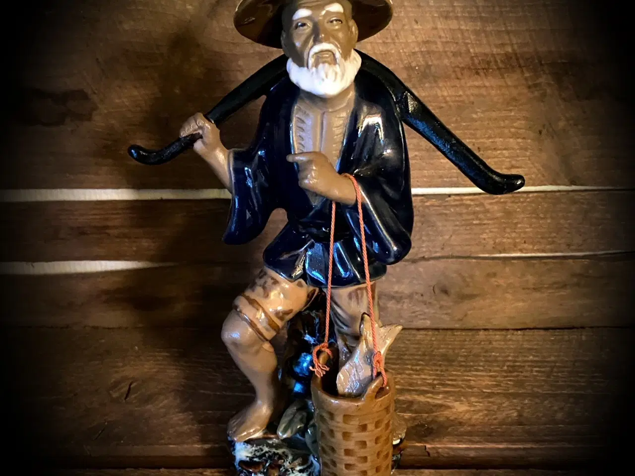 Billede 1 - * Japansk keramikfigur; Gammel fisker (22 cm)