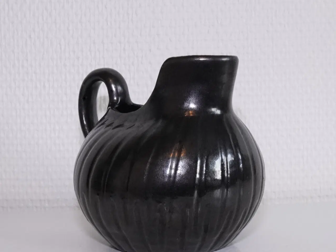 Billede 1 - Vintage kande / hankevase i stentøj - Signeret GV