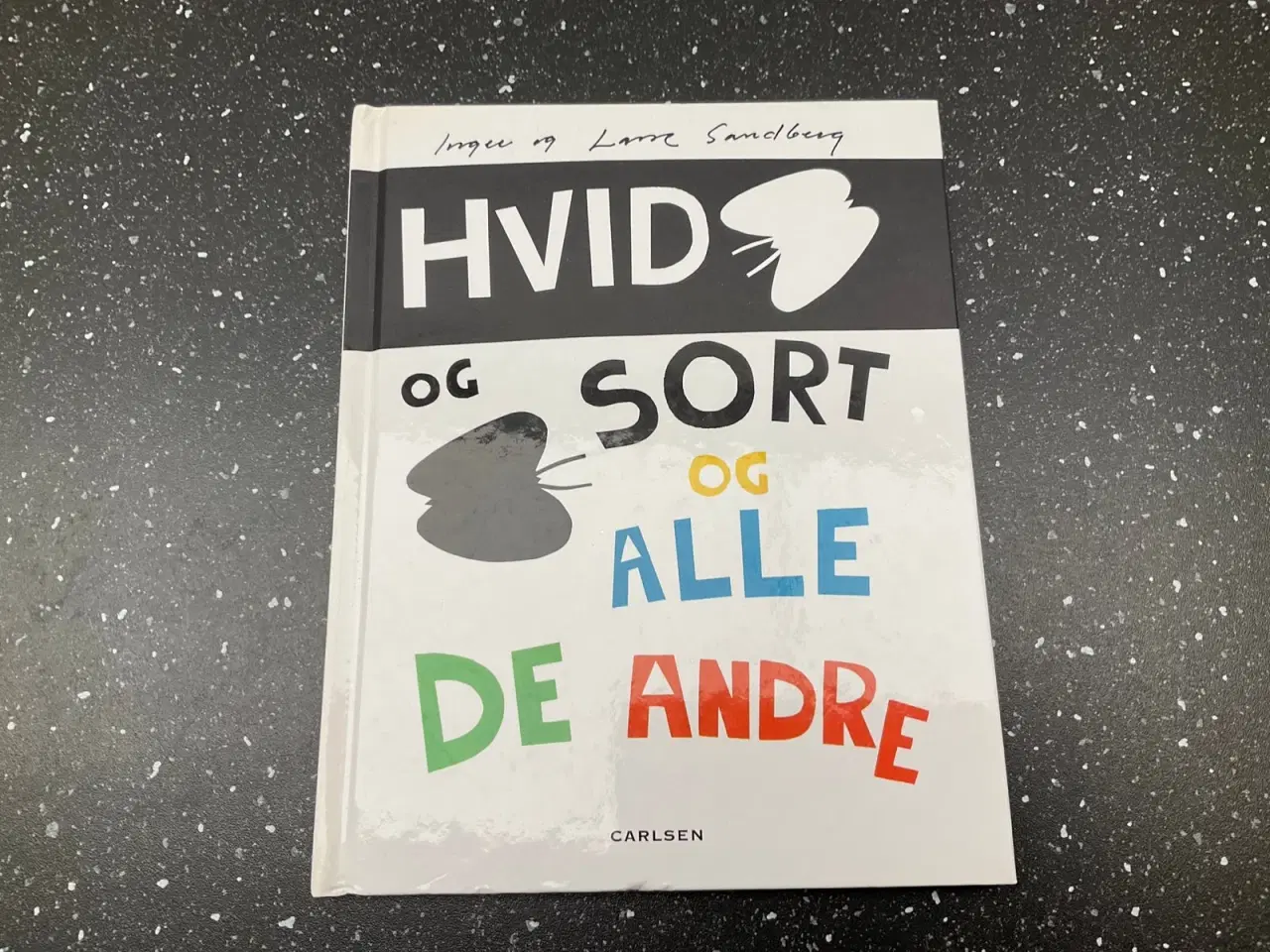 Billede 1 - Bog - Hvid og sort og alle de andre