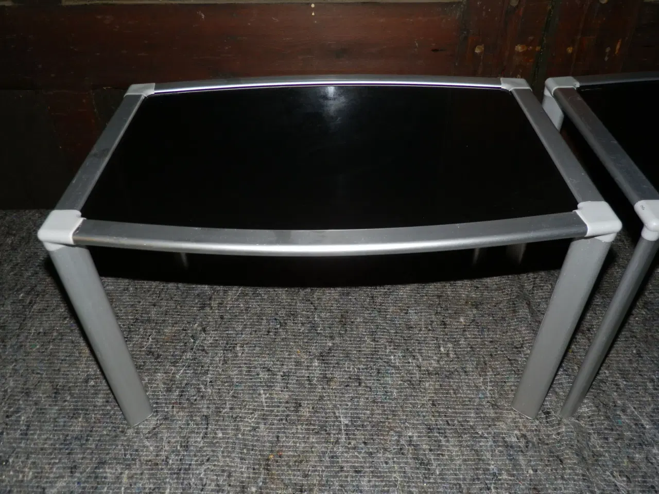 Billede 2 - Sengebord i sort hærdet glas og alu.