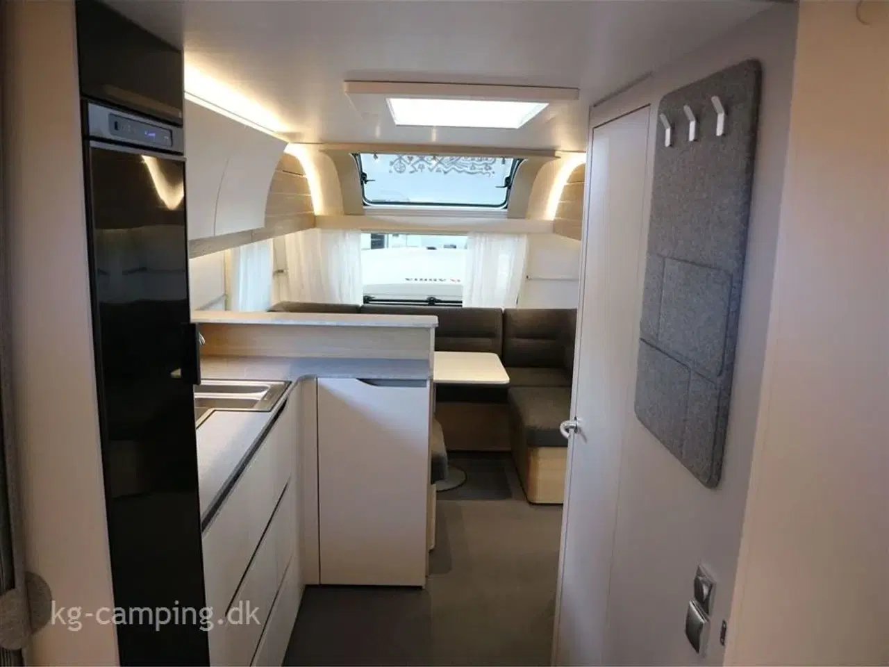Billede 11 - 2022 - Adria Adora 613 UL   Lækker Enkeltsengs vogn med stort køkken. Jubilæumstilbud!