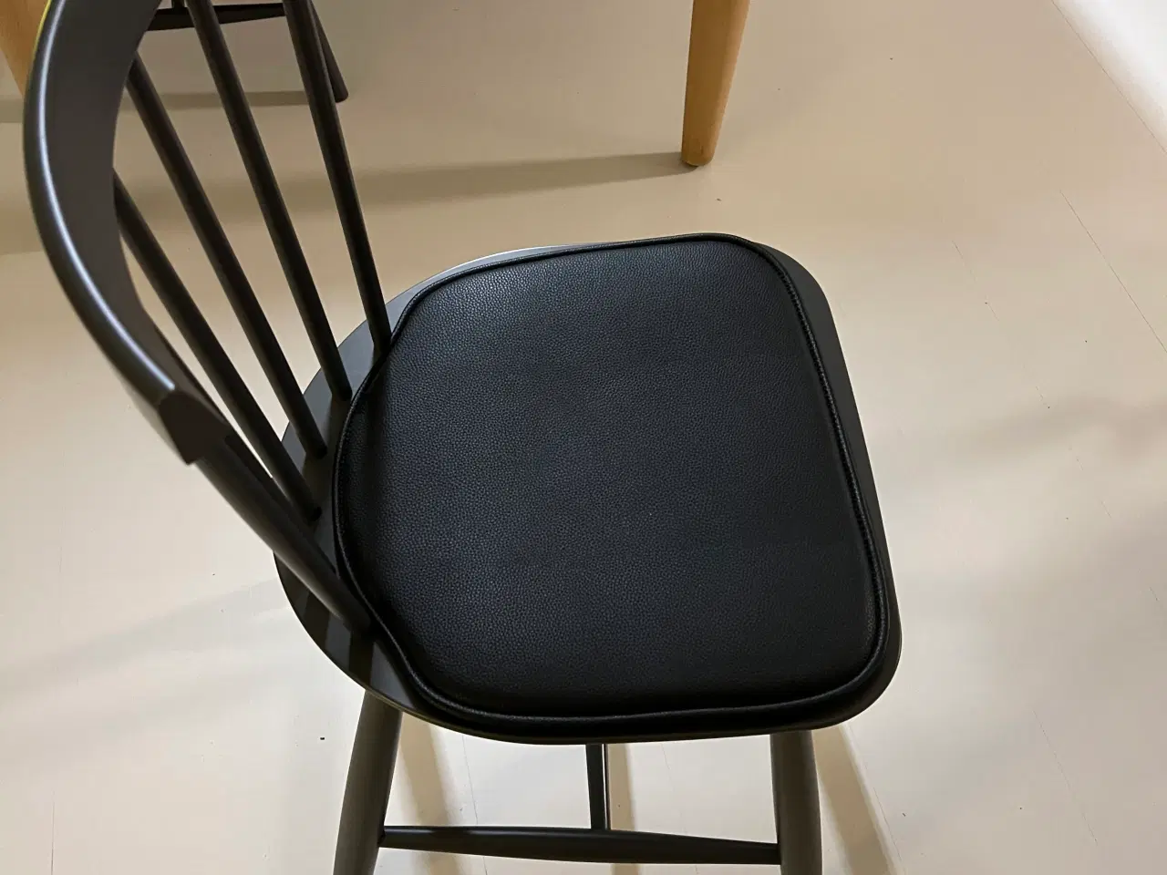 Billede 4 - J46 mørkegrå 6 stole i alt med hynder