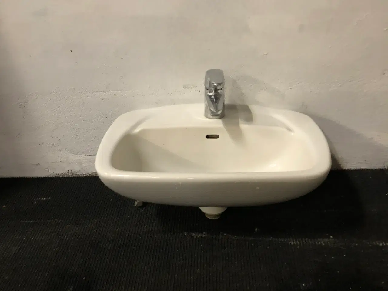 Billede 1 - Håndvask med armatur fra hans grohe 480 x 365 x 235 mm, hvid