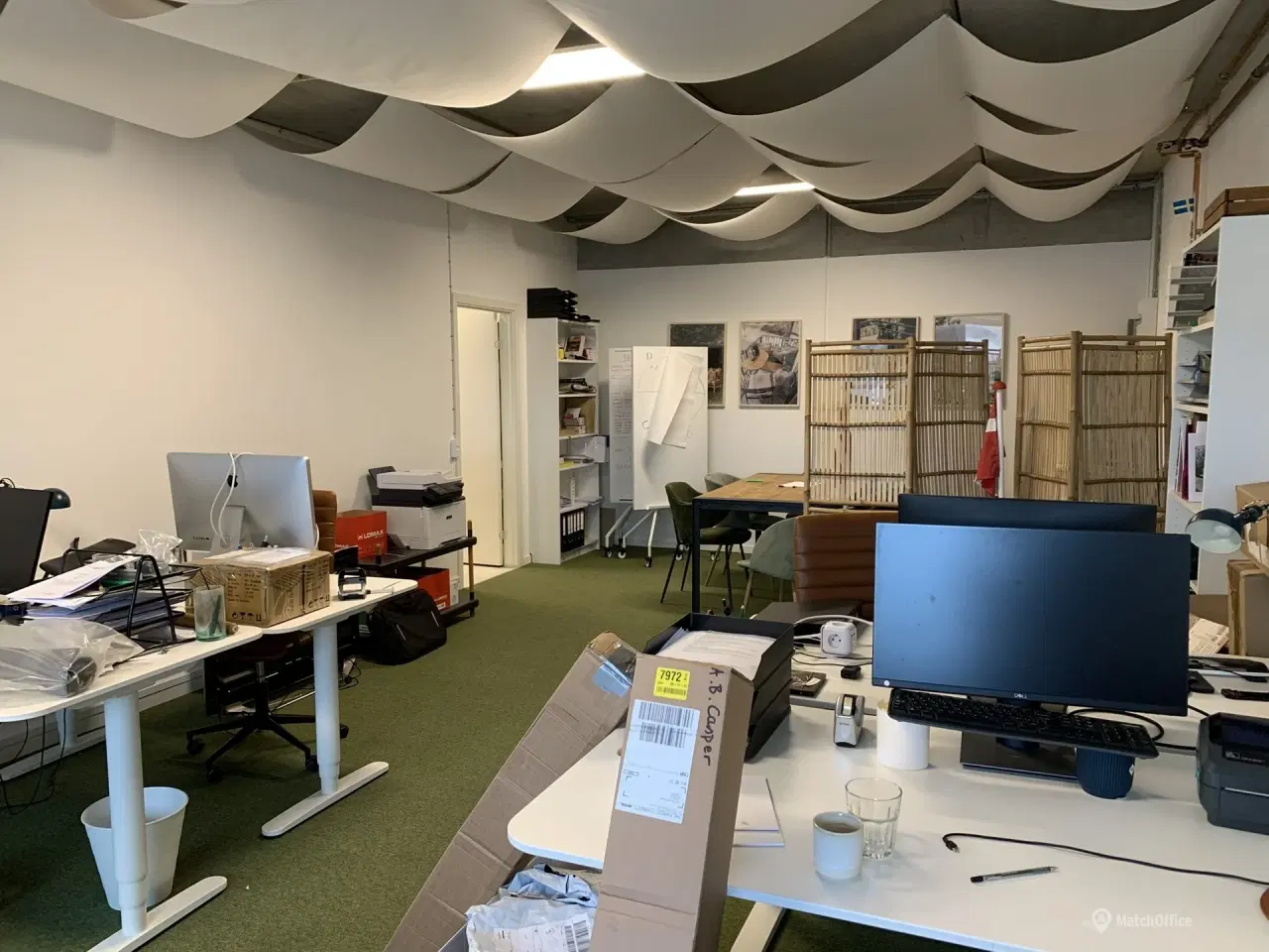 Billede 4 - Højloftet lager. showroom med port samt stort kontor