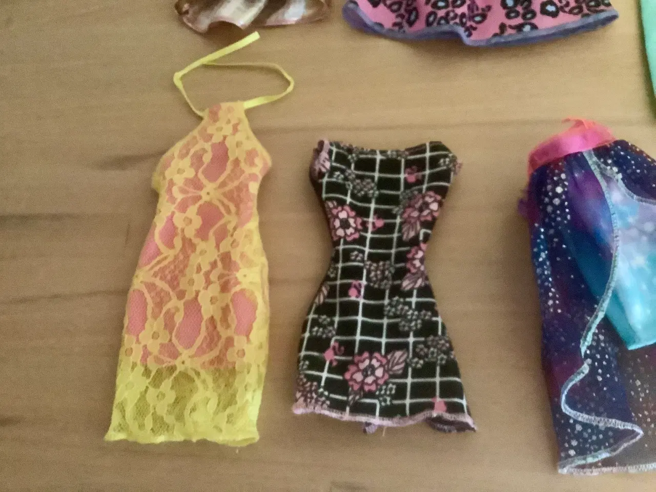 Billede 2 - Barbie tøj. Prisen er for det hele.