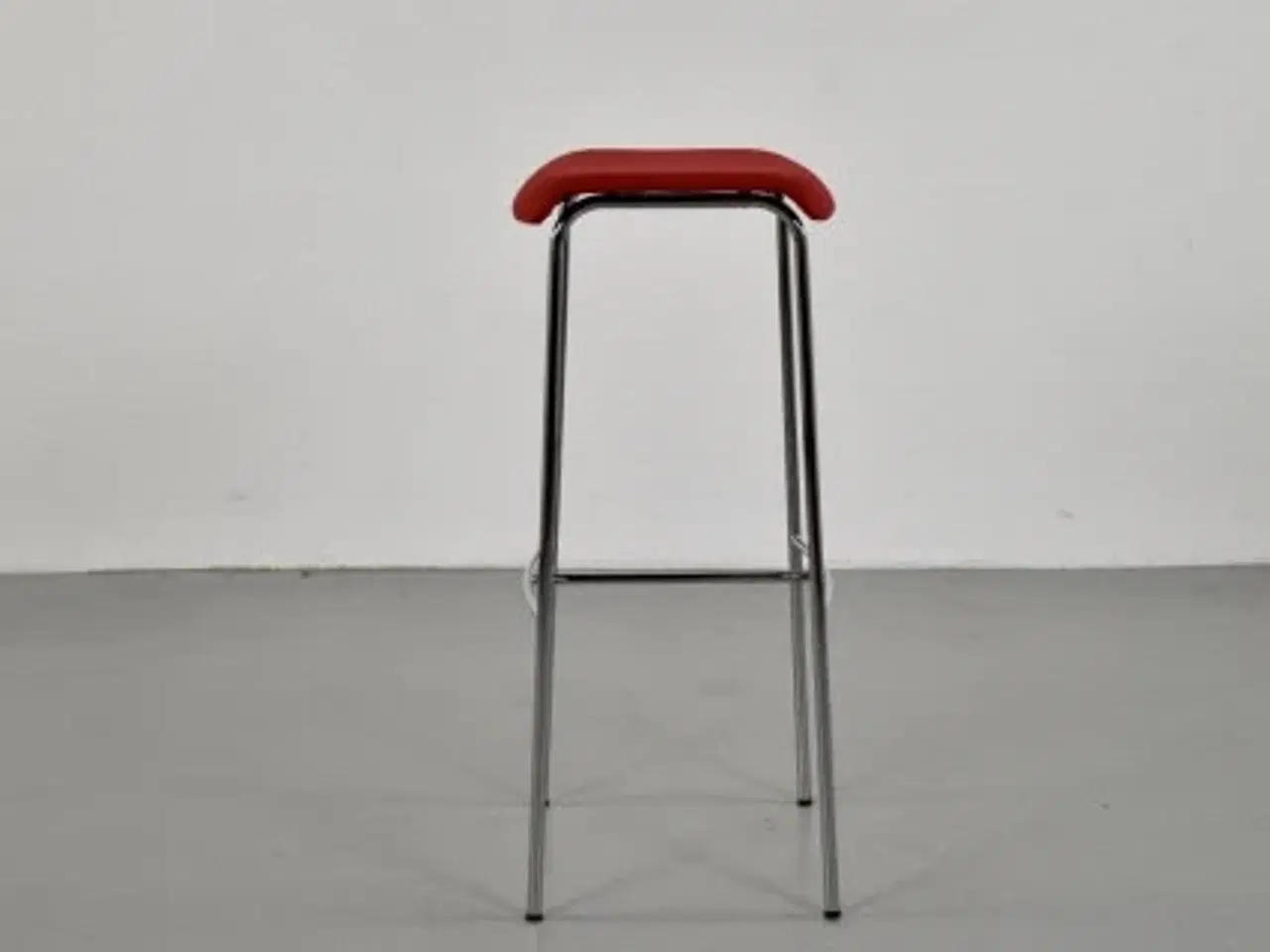 Billede 4 - Magnus olesen pause barstol med rødt polster på sædet og krom stel