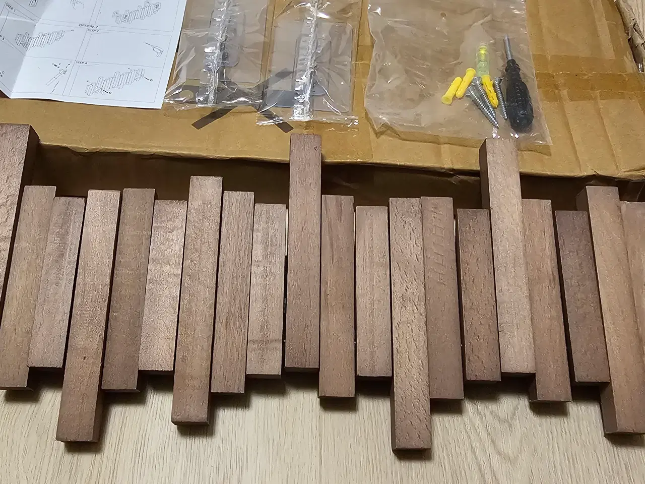 Billede 5 - Håndlavet af træ knagerække med Piano Design