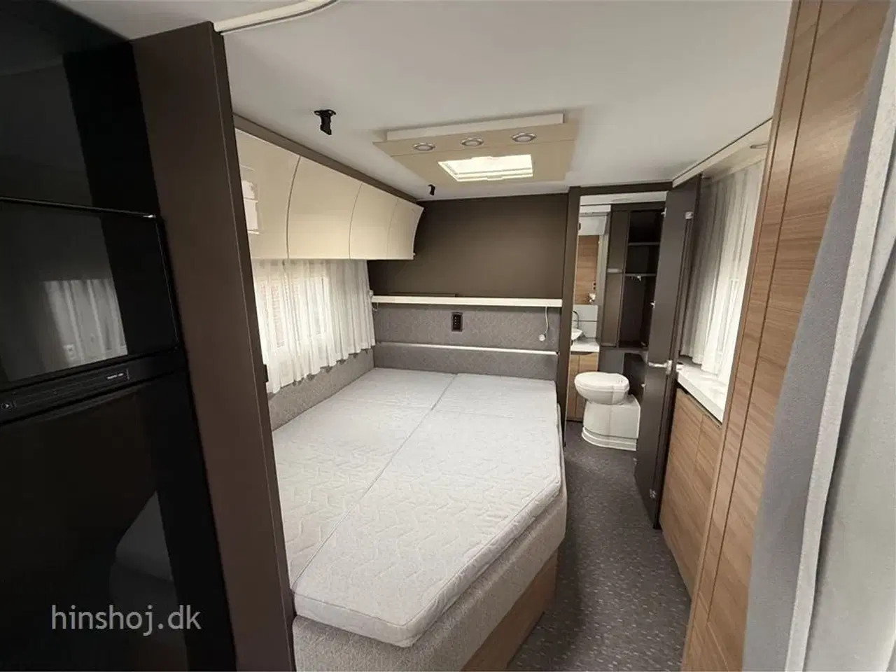 Billede 3 - 2019 - Adria Alpina 753 UP   Lækker vintervogn med dobbeltseng, rundsiddegruppe fra Hinshøj Caravan