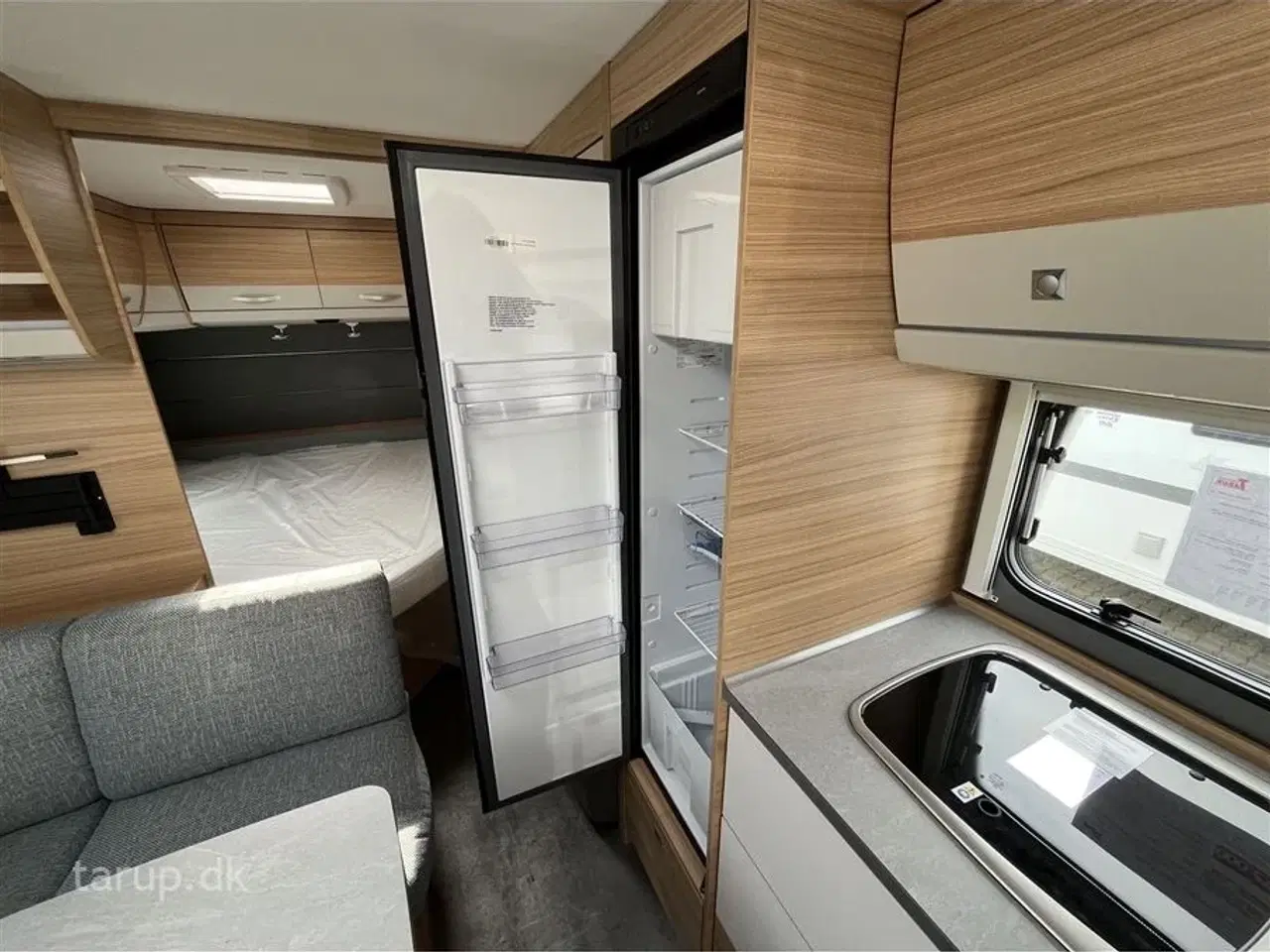 Billede 11 - 2023 - Dethleffs Camper 560 FMK    Kan opvejes til totalvægt 2000 kg. Dobbeltsengs- og køjevogn, rundsidde-gruppe, Truma varme, 3-trins el-gulv-varme, stort kølesk.