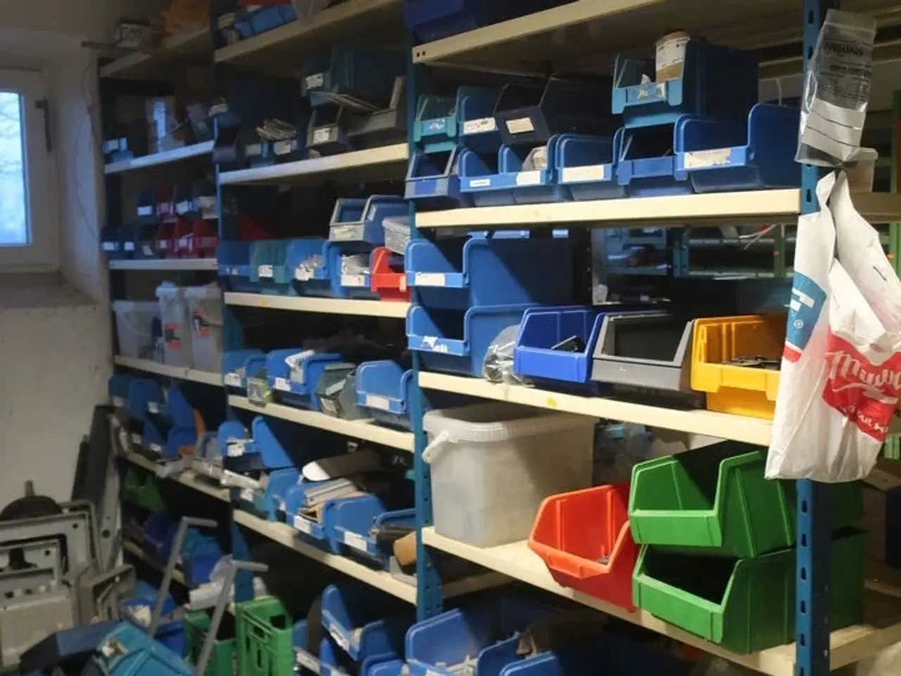 Billede 1 - 3 fag reoler inkl. indhold (se billeder)