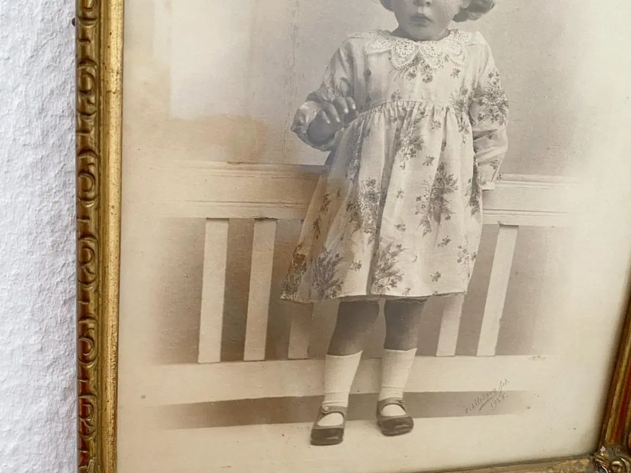 Billede 5 - Sort/hvid foto af lille pige i guldramme, dat. 1928