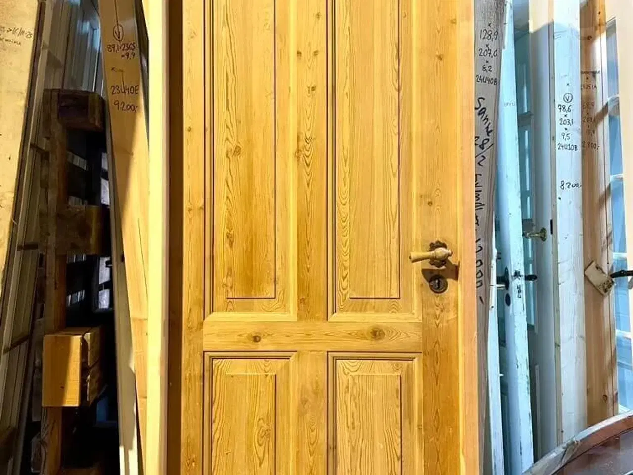 Billede 2 - Højrehængt, afsyret Dannebrogsdør m. karm