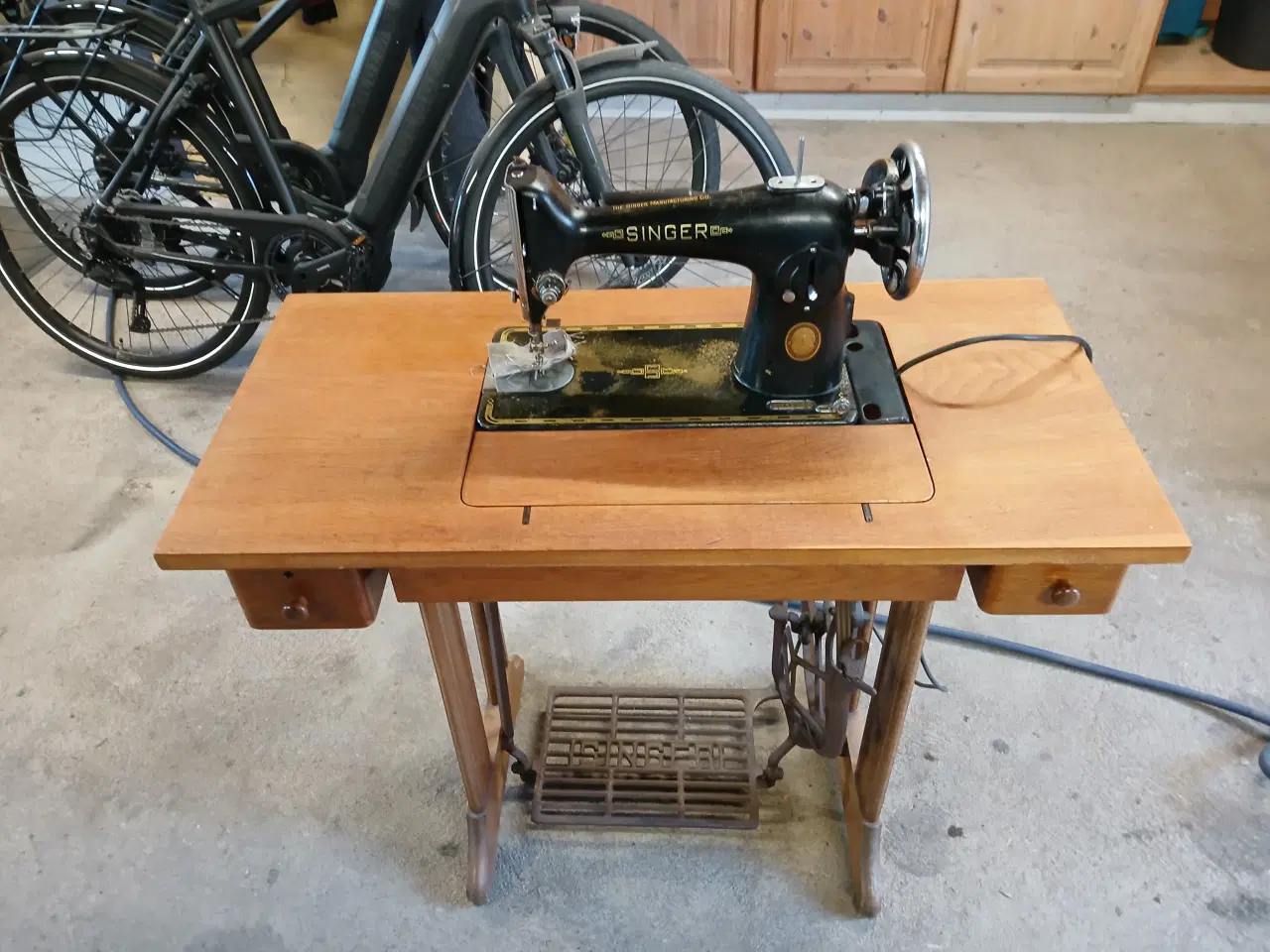 Billede 1 - Flot Singer trædesymaskine