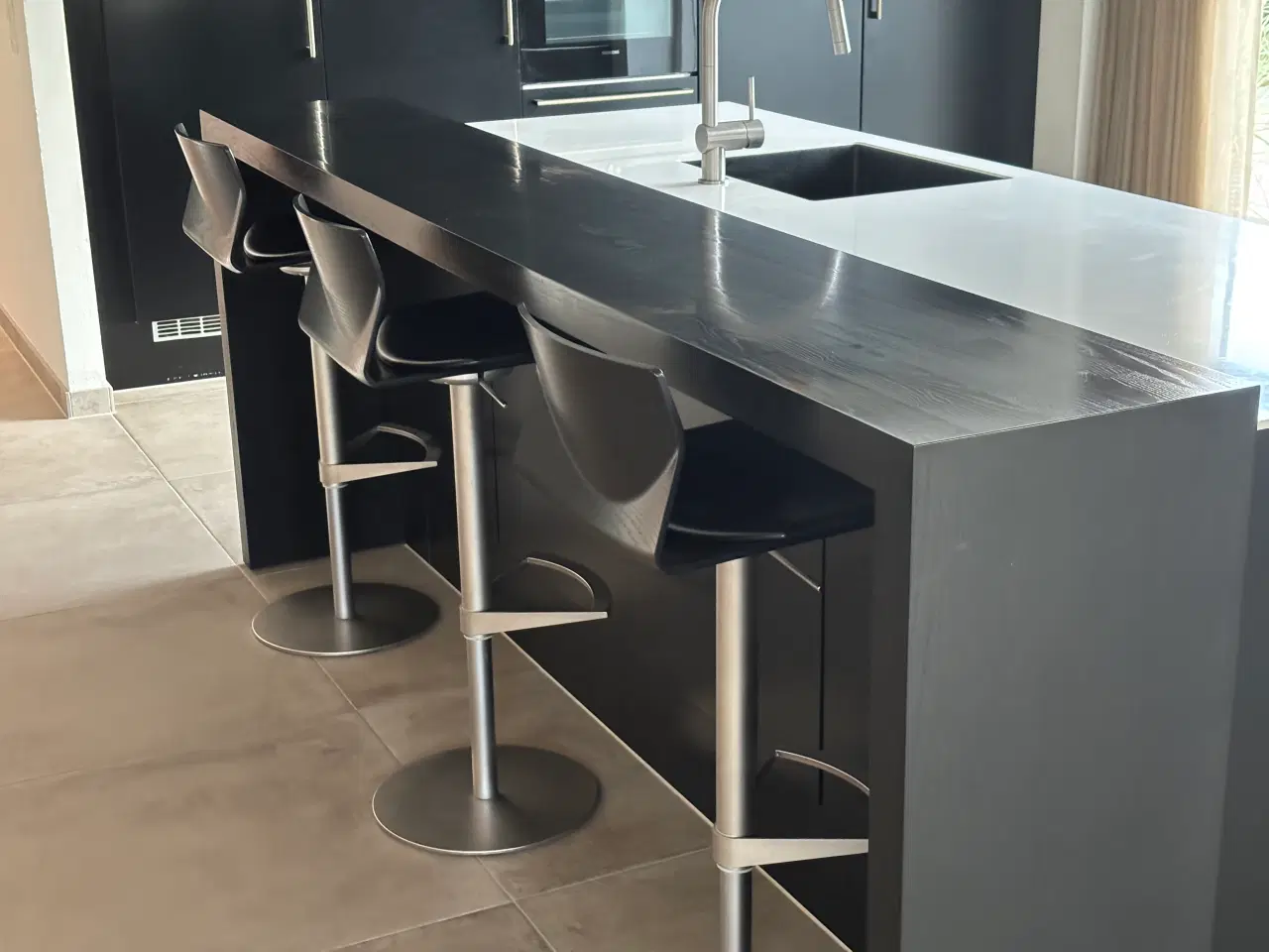 Billede 1 - Bar i sort beige eg