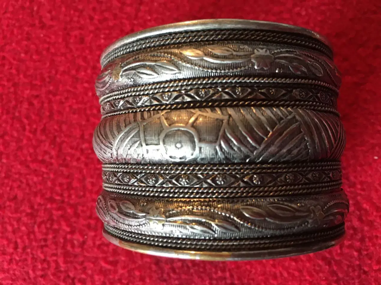Billede 1 - Ny armbånd i sølvfarvet metal