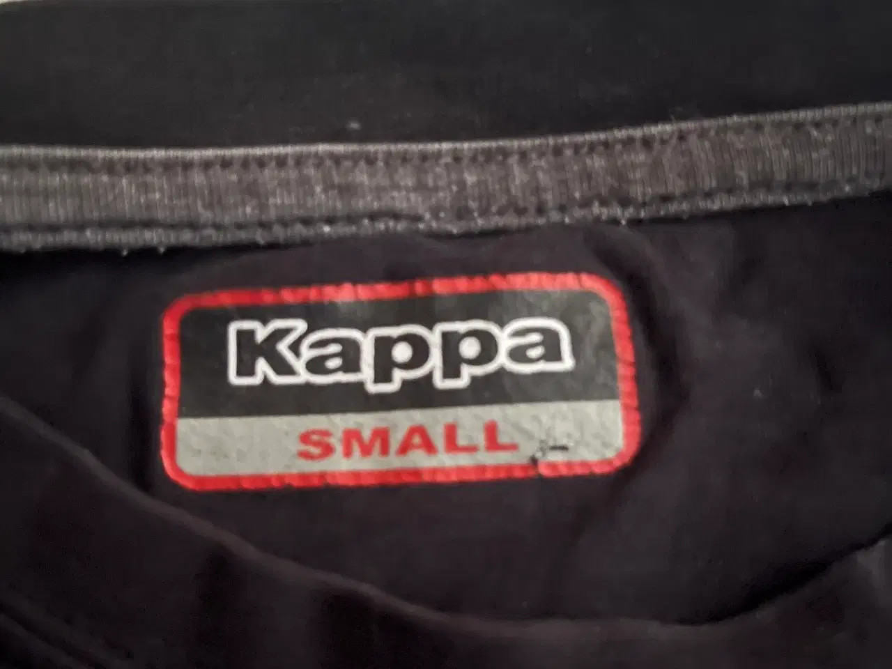 Billede 4 - T-shirt fra Kappa.