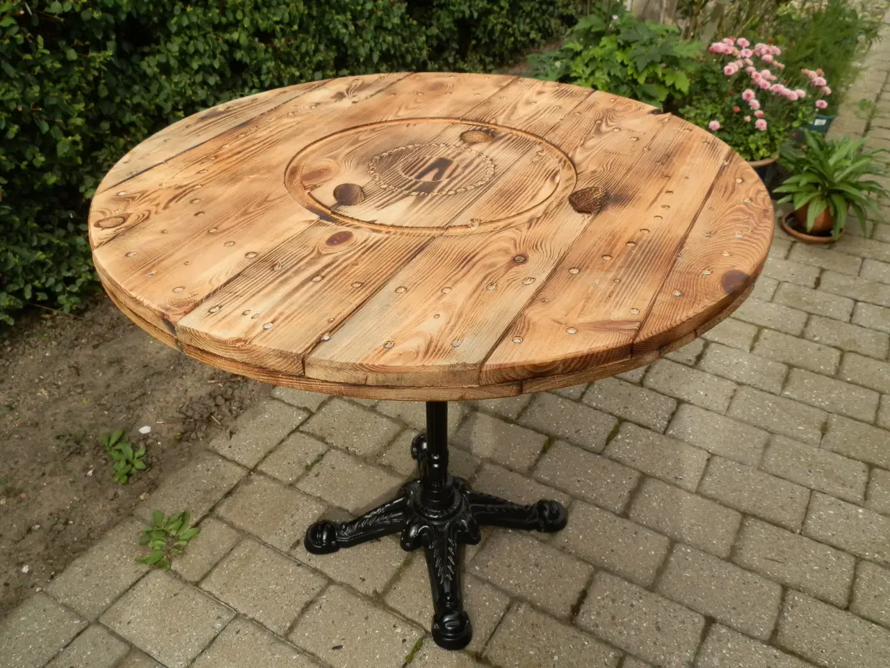 Billede 2 - Kabeltromle Bord med Støbejernsfod og 2 stole