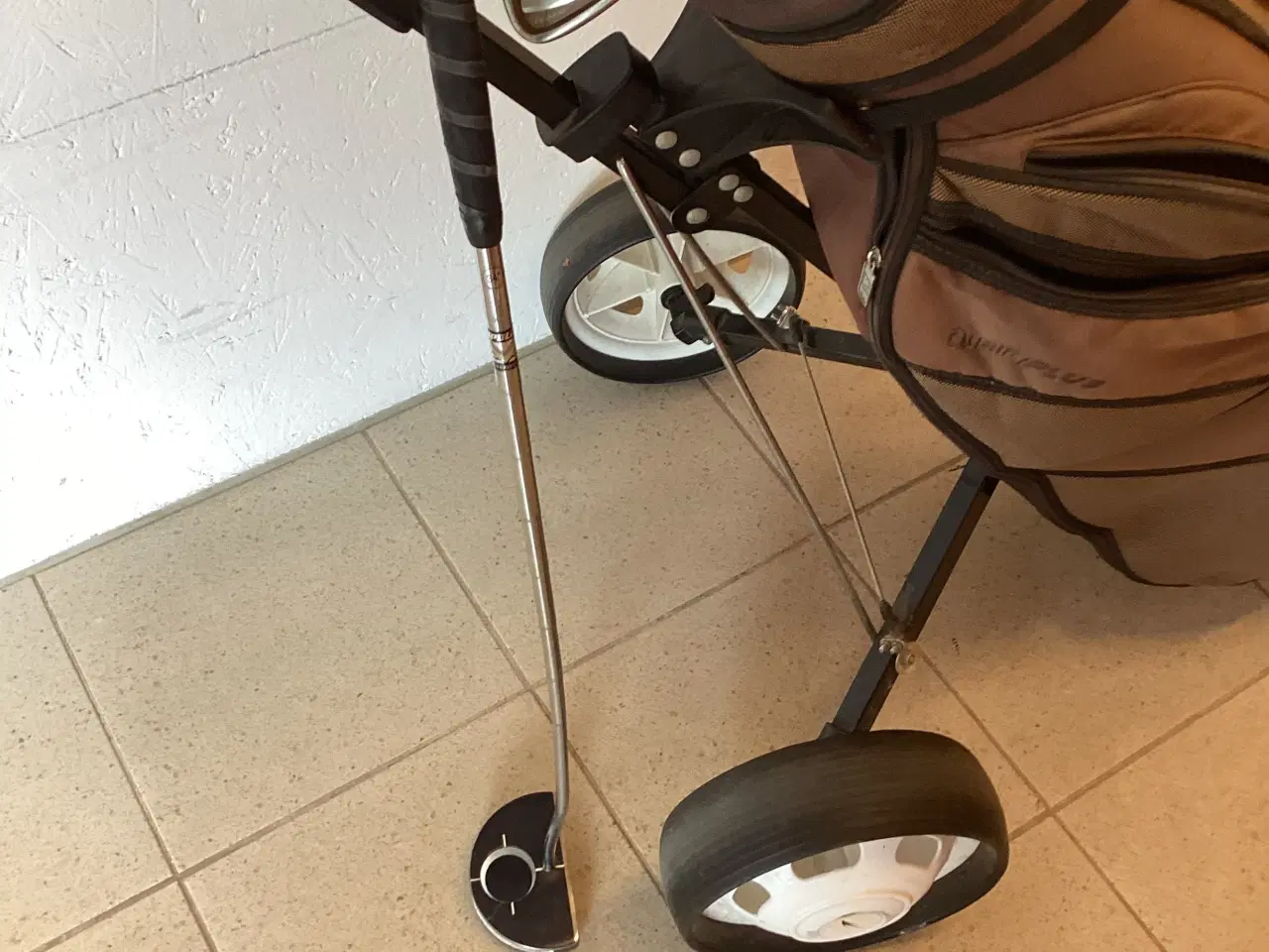 Billede 4 - Golfsæt komplet vogn, bag, køll/jern