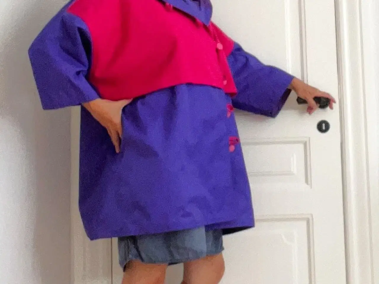 Billede 4 - Lilla og pink oversize frakke med god plads