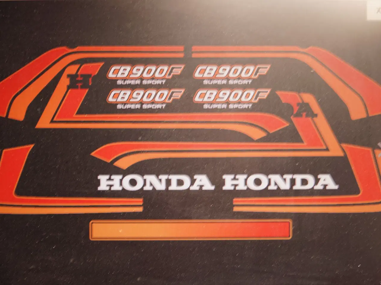 Billede 4 - Honda CB tank med decals som vist i fin stand.