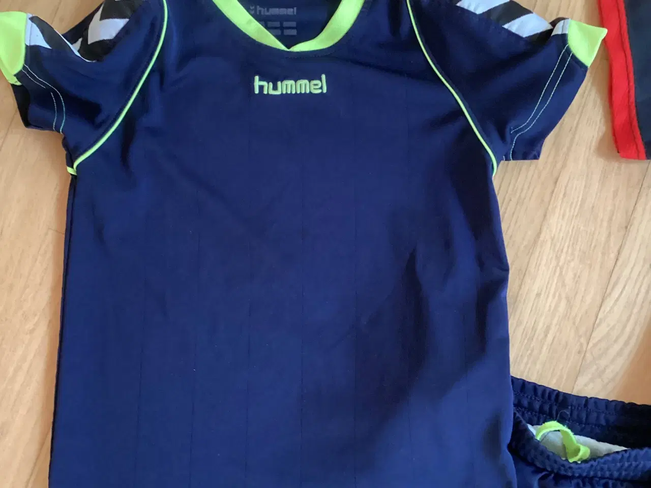 Billede 2 - Hummel shorts sæt og Messi t-tshirt