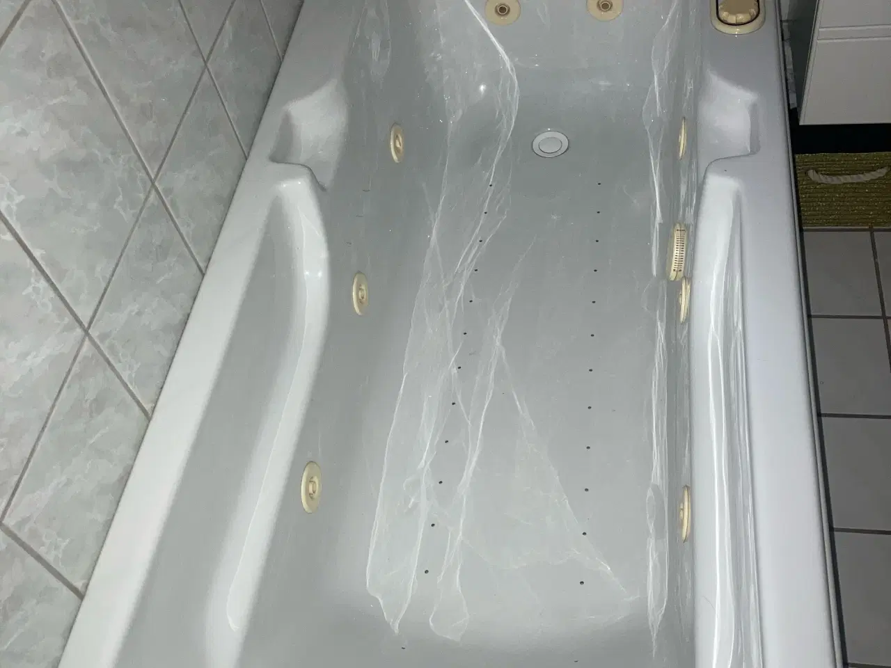 Billede 1 - Hvidt spabadekar inkl. bruser og blandingsbatteri 