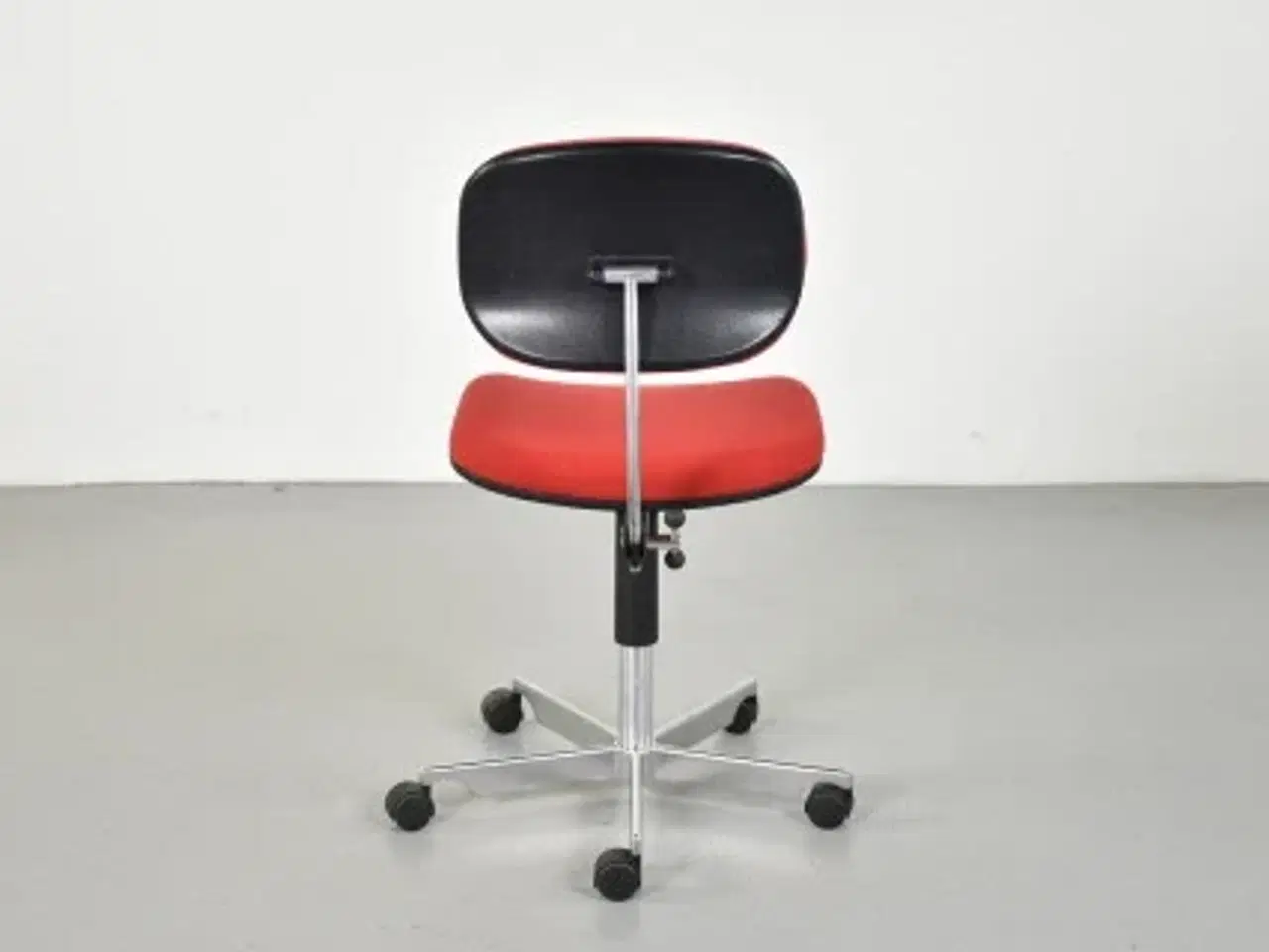 Billede 3 - Fritz hansen kontorstol med rødt polster og blankt stel