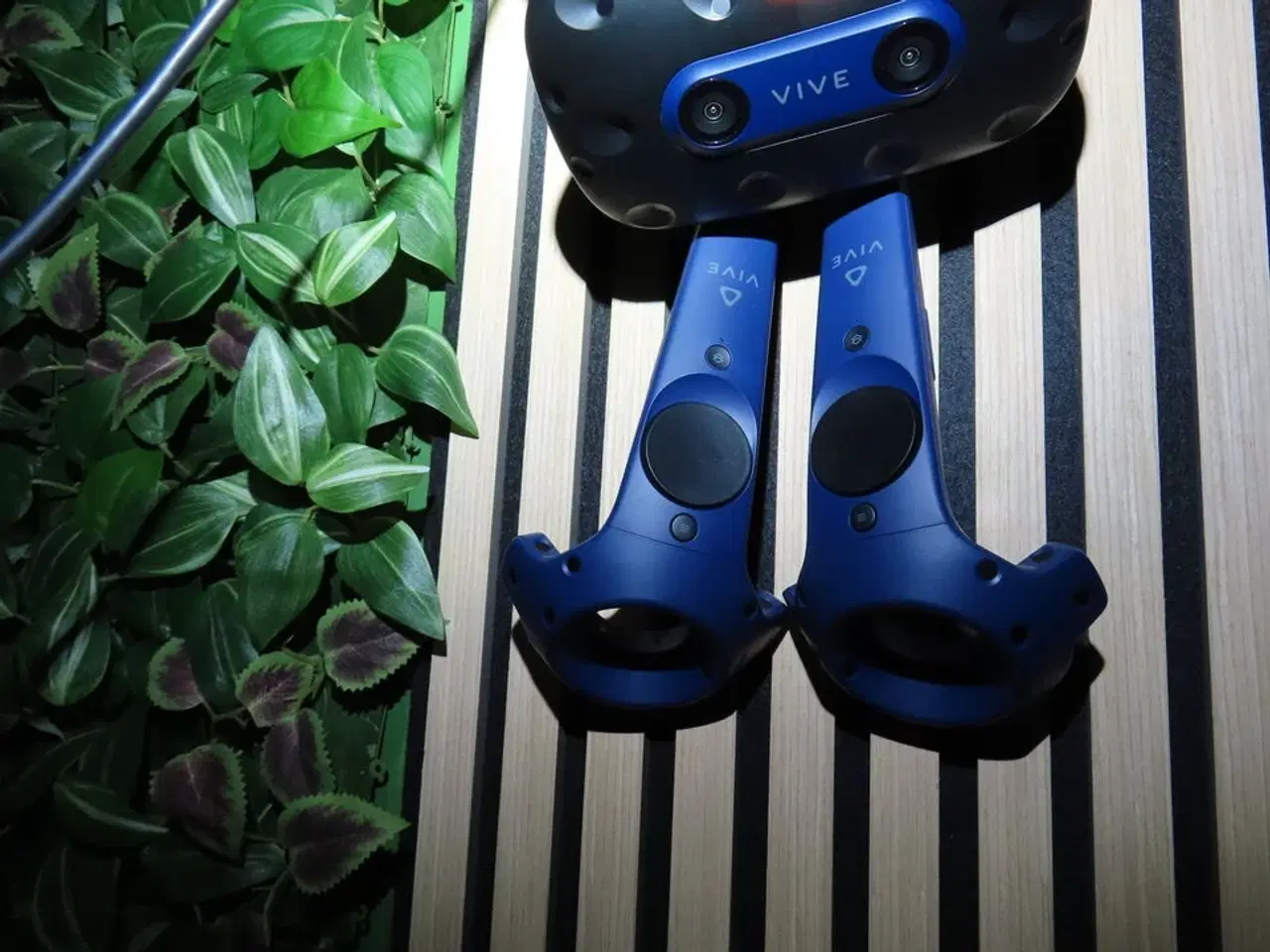 Billede 6 - VR sæt, 43"  monitor, VR Headset, HTC VIVE PRO EYE HMD, 2 stk. HTC Controller
