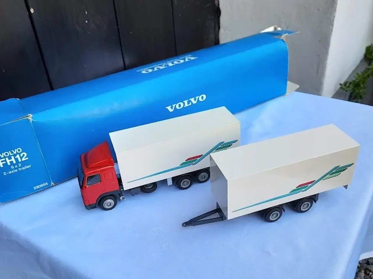 Billede 3 - Volvo modellastbil med påhængskøretøj