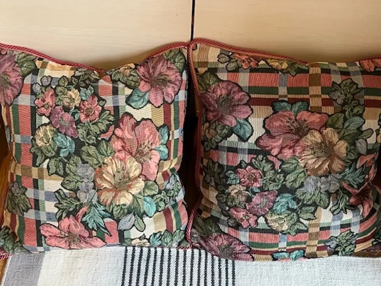 Billede 5 - 2 smukke Gobelin-puder med blomstermotiv