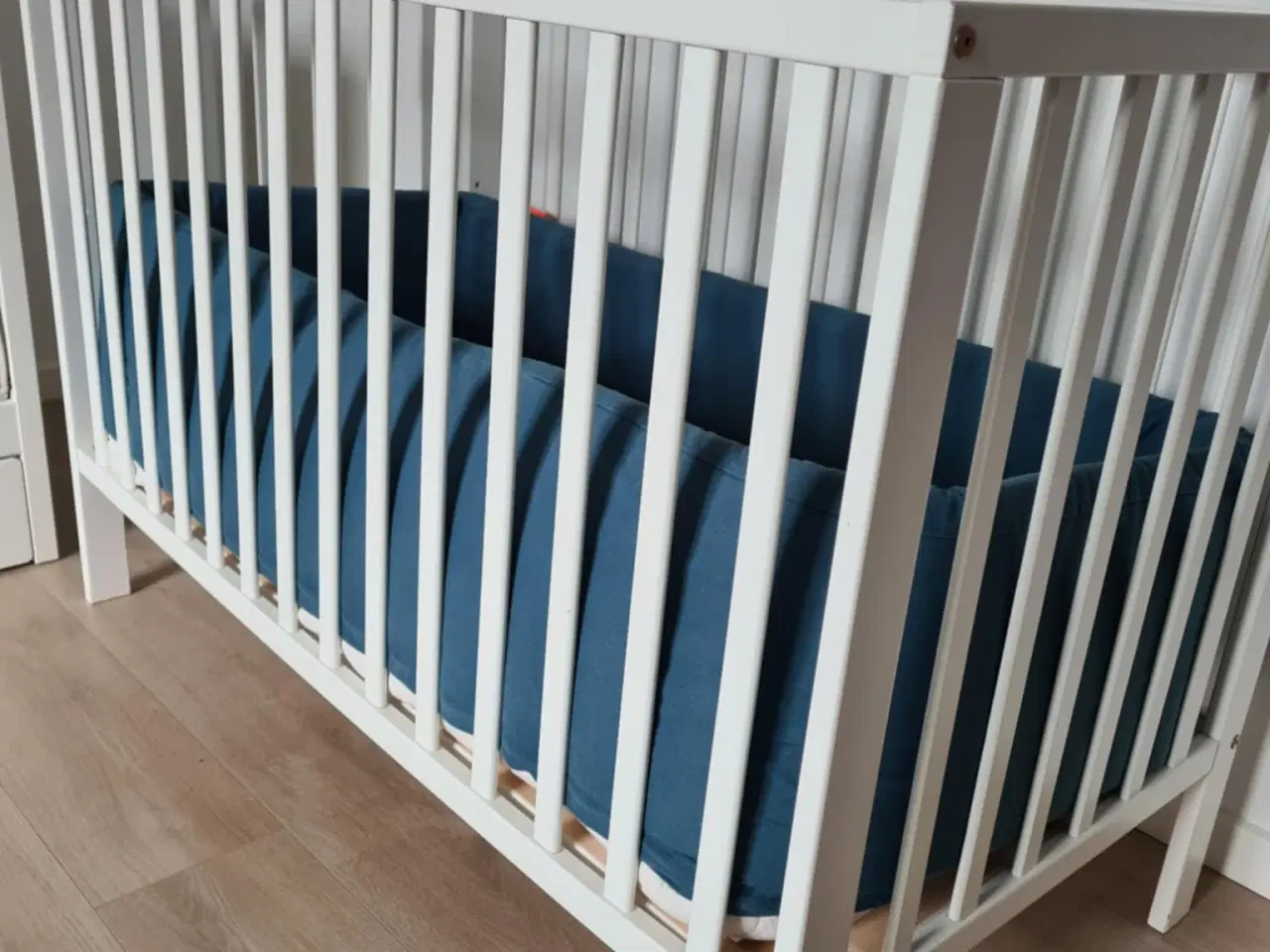 Billede 1 - Minimalistisk tremmeseng med fin madras