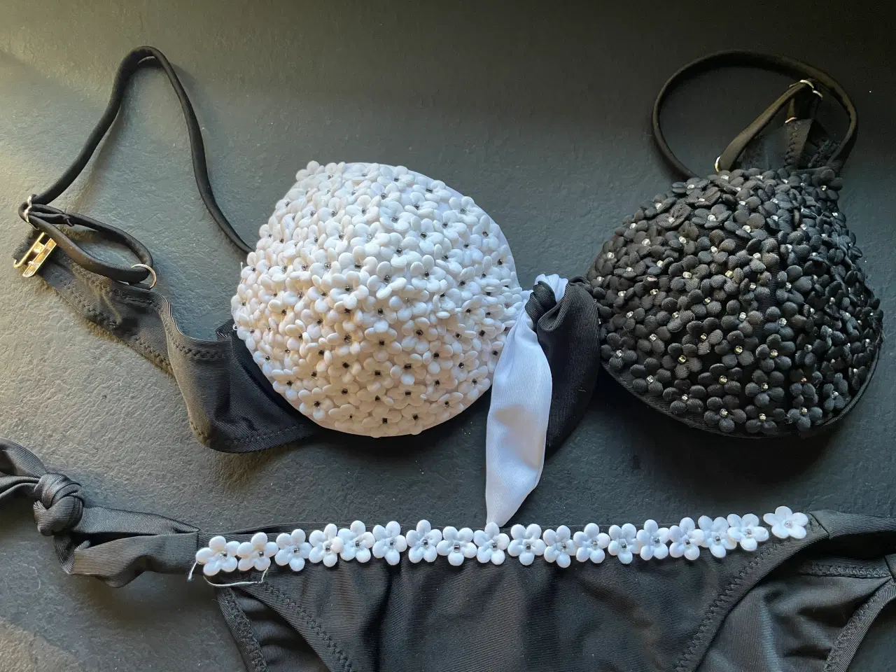 Billede 1 - Helt unik sort/hvid bikini med små blomster 
