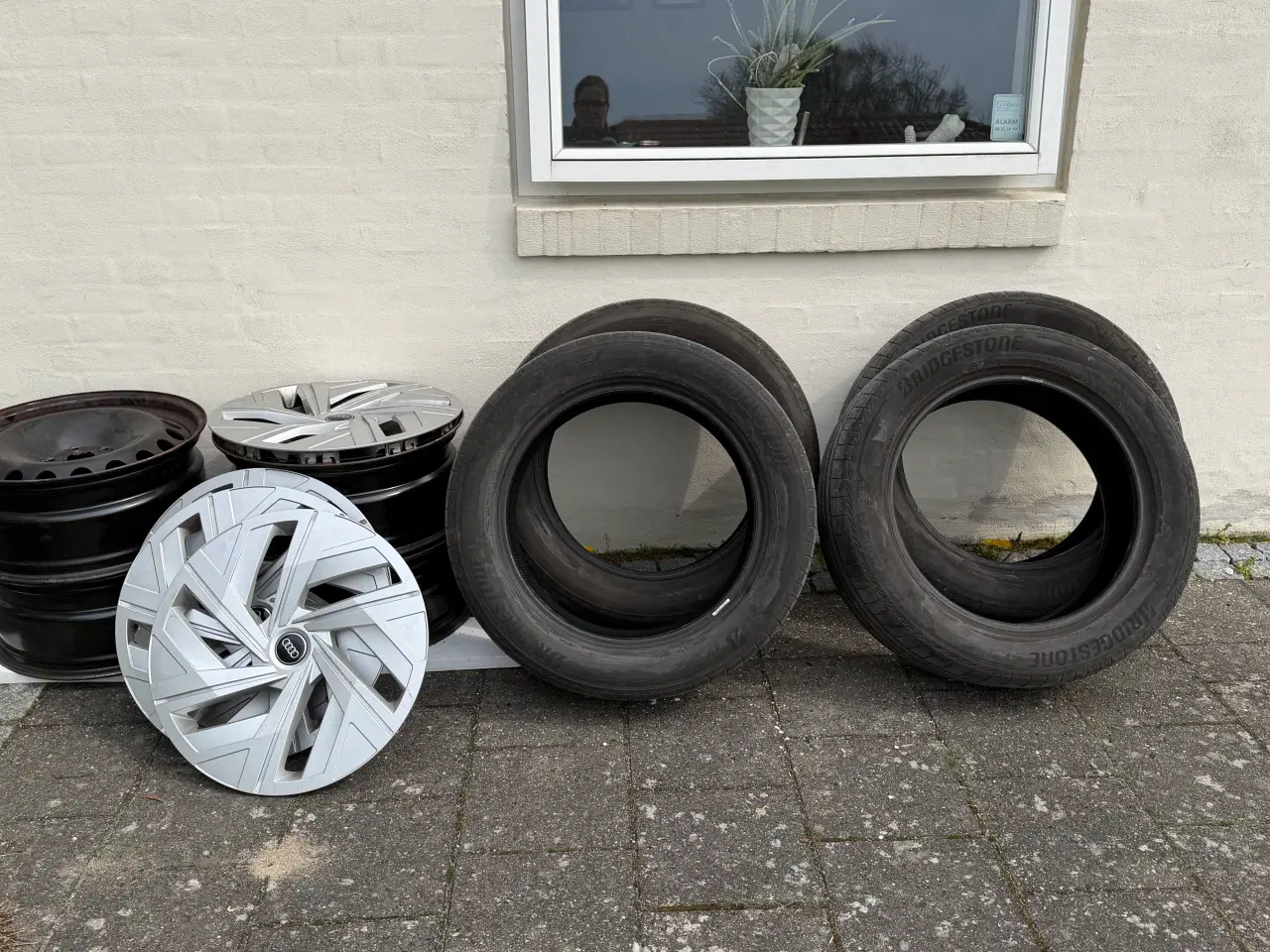 Billede 2 - Sommerdæk med stål og hjulkapsler 