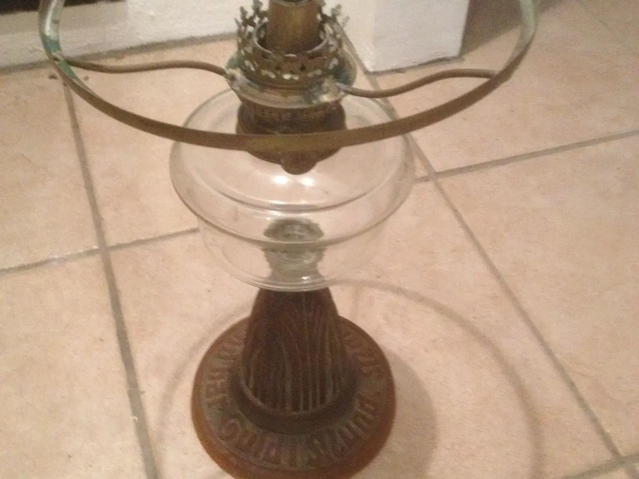Billede 1 - Antik lampe m. hvid glasskærm 