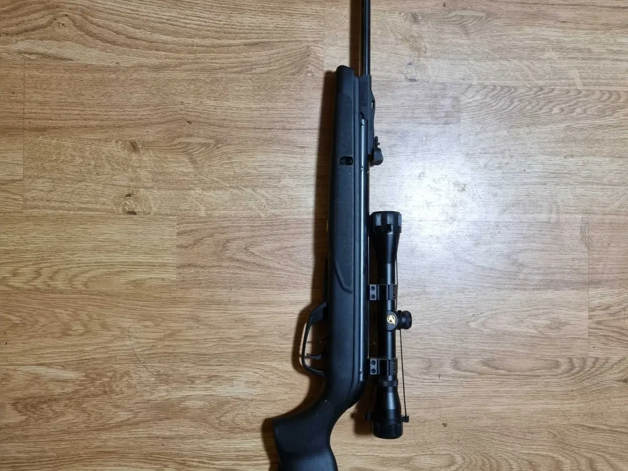 Billede 1 - Lufthevær med kikkertsigte