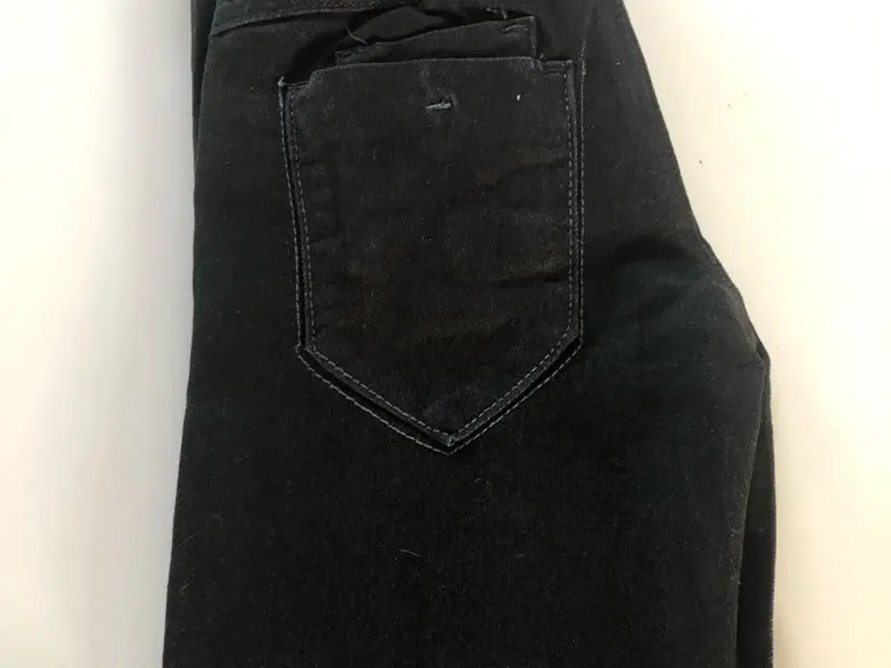 Billede 1 - Ubrugte sorte jeans str. 134