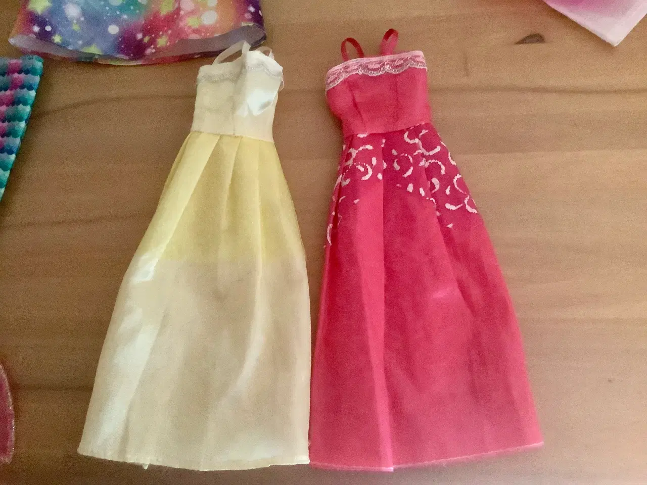 Billede 3 - Barbie tøj. Prisen er for det hele.