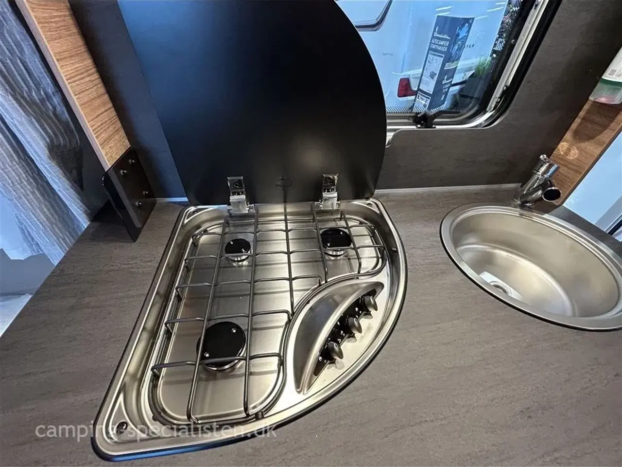 Billede 7 - 2025 - Weinsberg CaraOne 390 QD EDITION HOT   Weinsberg 390 QD CaraOne EDITION HOT model 2025 - kan ses nu hos Camping-Specialisten.dk - inkl. Enduro mover monteret.