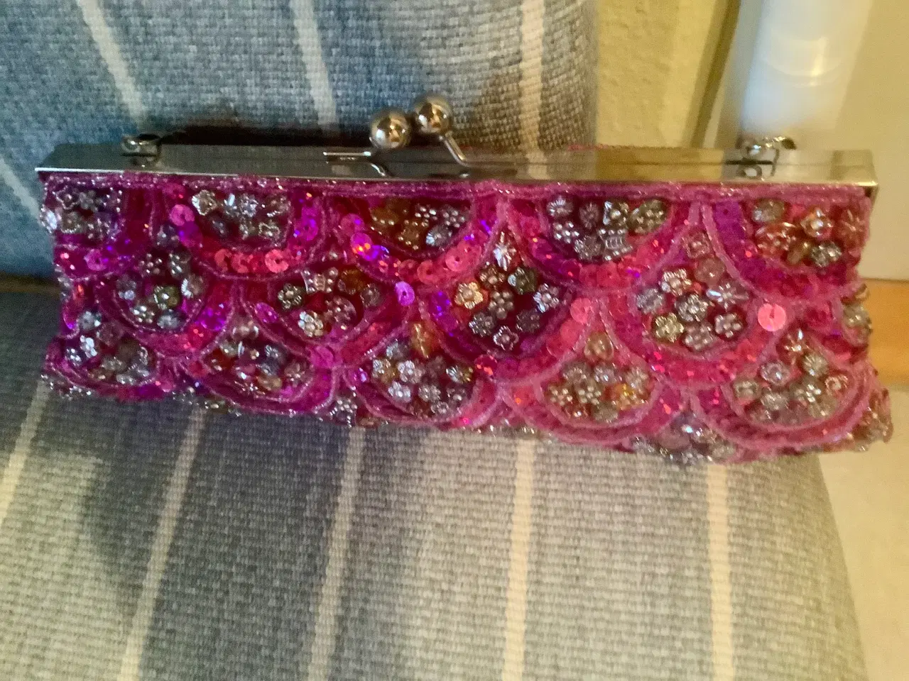 Billede 2 - Flot skuldertaske med palietter og perler.