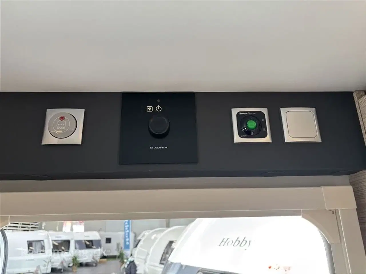 Billede 13 - 2026 - Adria Altea 362 LH   Adria Altea 362 LH - Klar til eventyr - Enkeltsenge - Stort 140L Køleskab