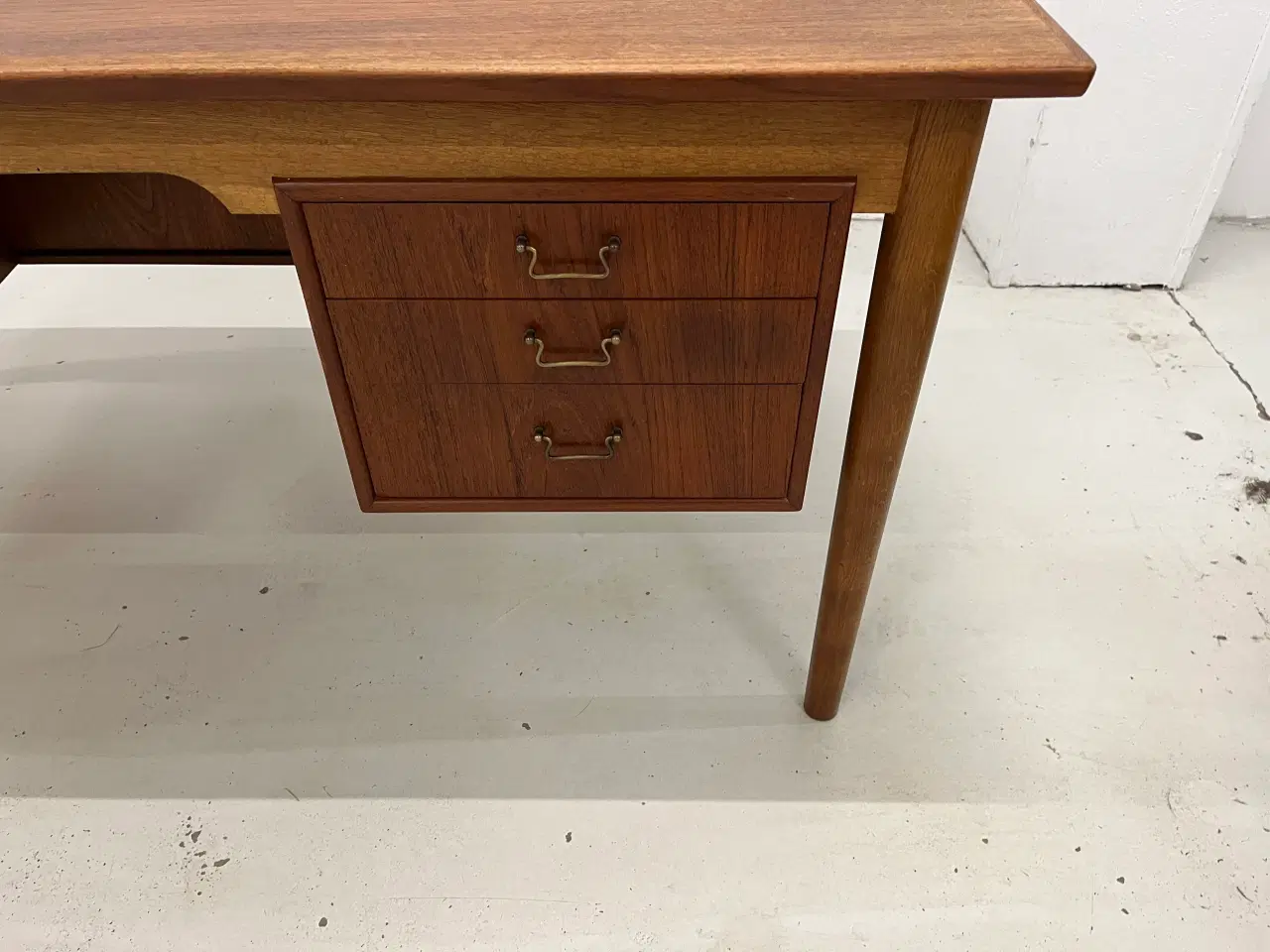 Billede 6 - Skrivebord i teak træ med 6 skuffer og reol.