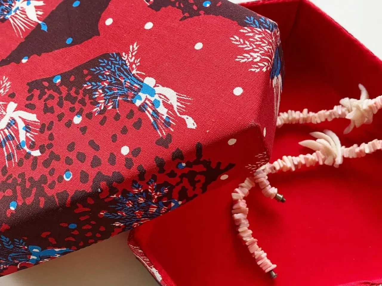 Billede 3 - Stofæske, trekantet m rødt stof