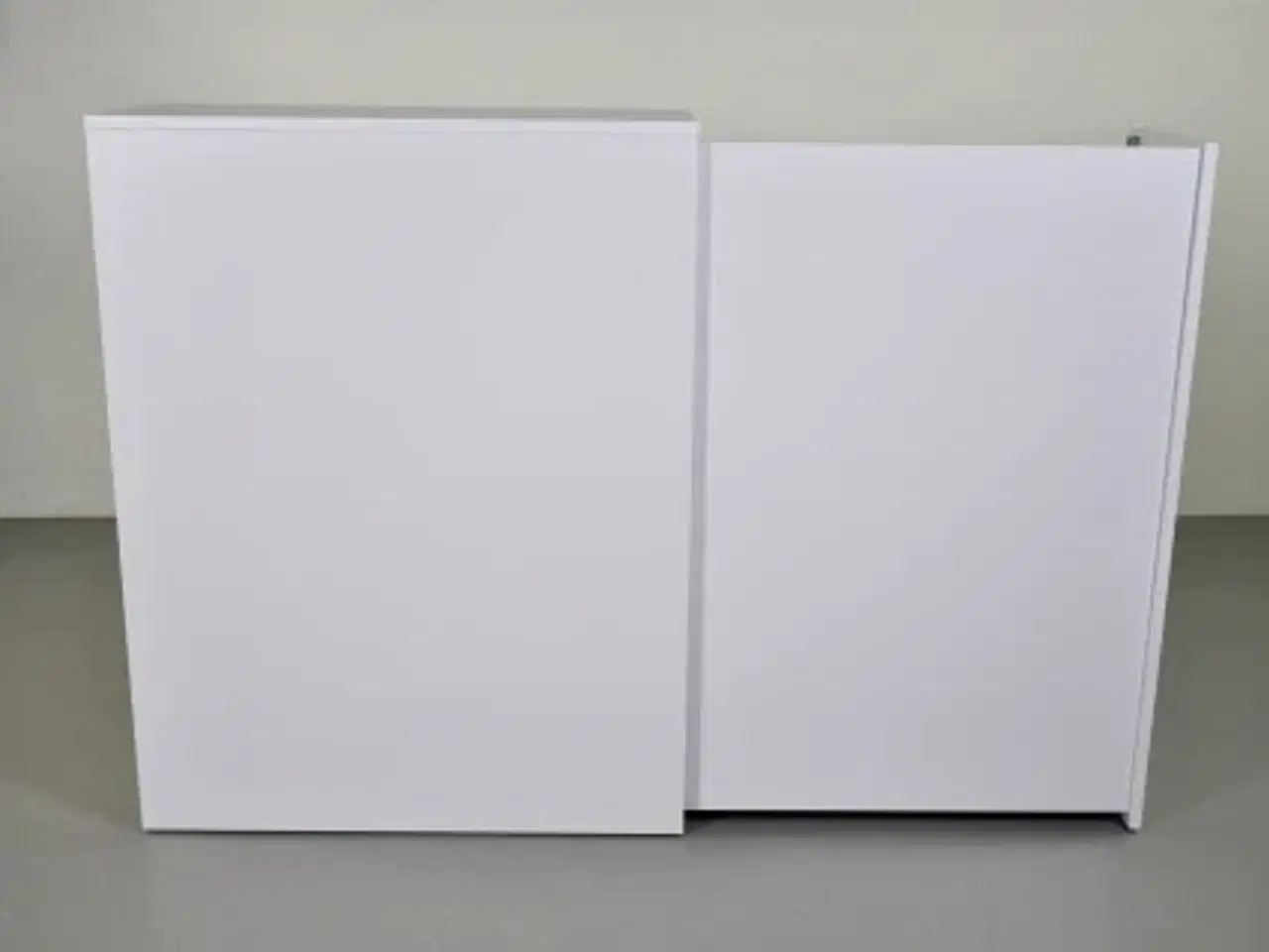 Billede 6 - Udtræksskab i hvid laminat med lås, højrevendt