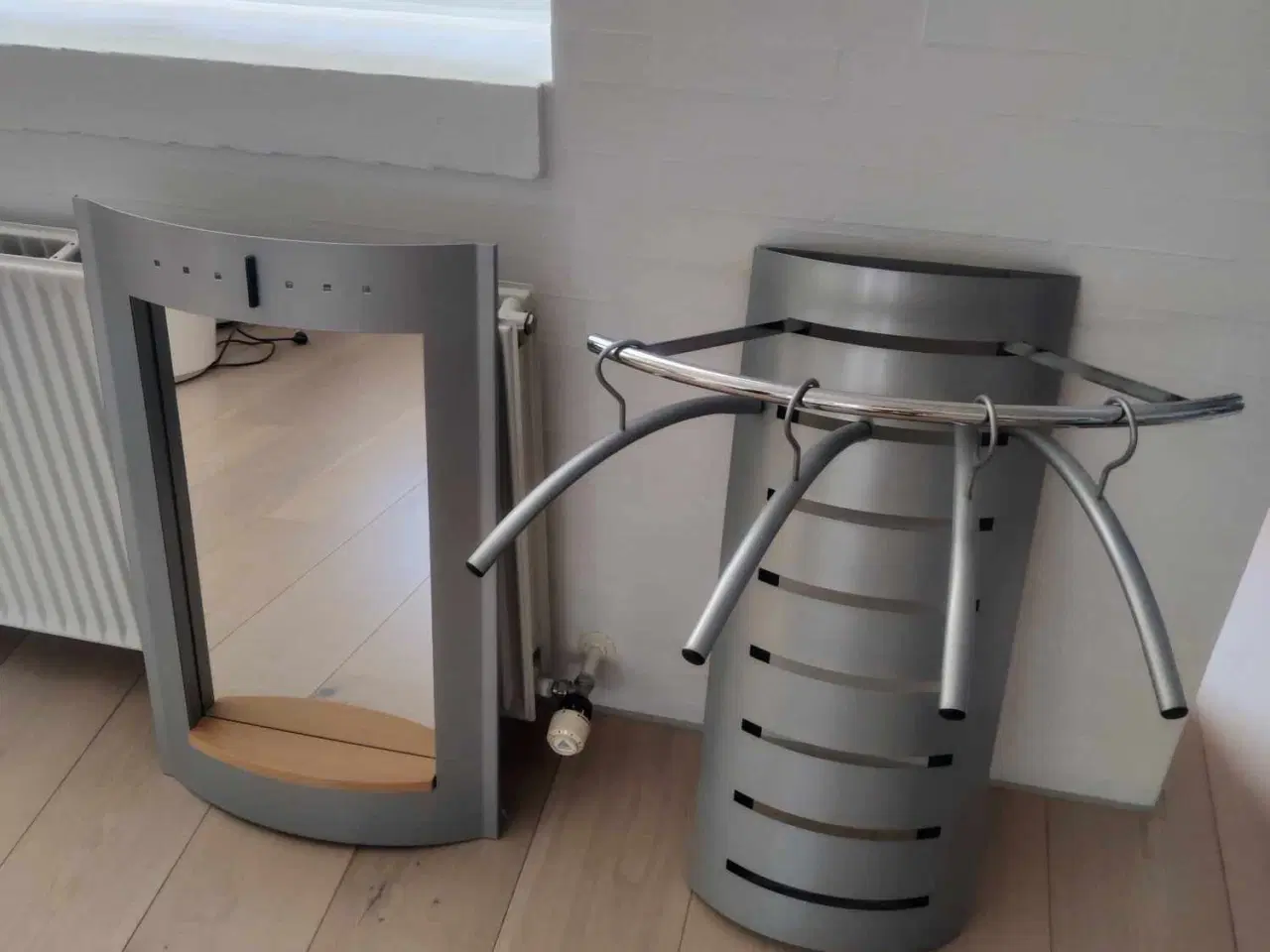 Billede 1 - Garderobesæt med spejl og bøjler i metal