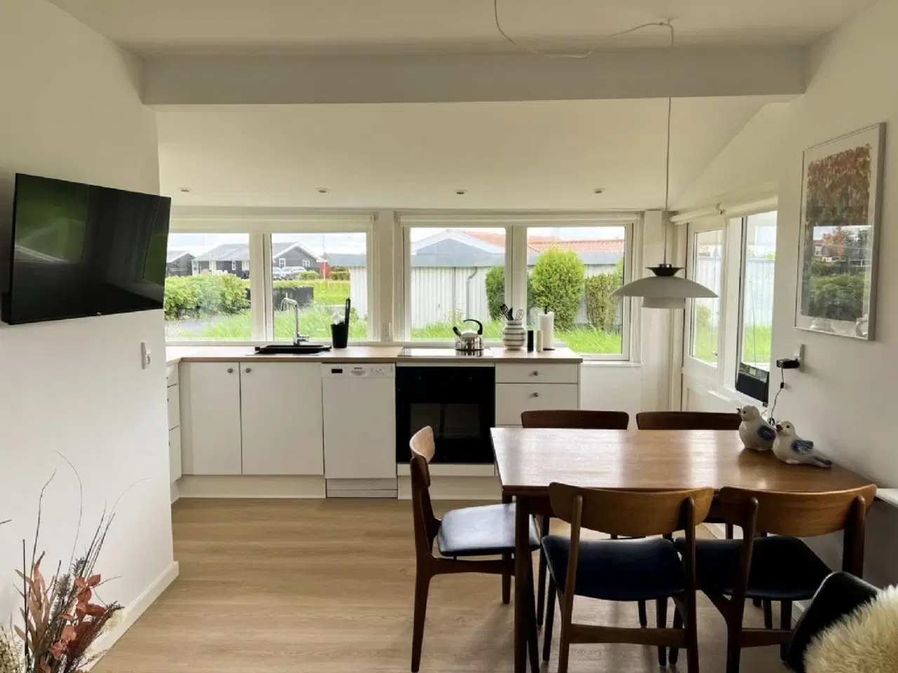 Billede 1 - Dette charmerende sommerhus byder p� en enest�ende beliggenhed i rolige og natursk�nne omgivelser, med direkte adgang til naturen lige udenfor d�ren. Blot 100 meter v�k finder du din egen private badestrand udstyret med liggestole.