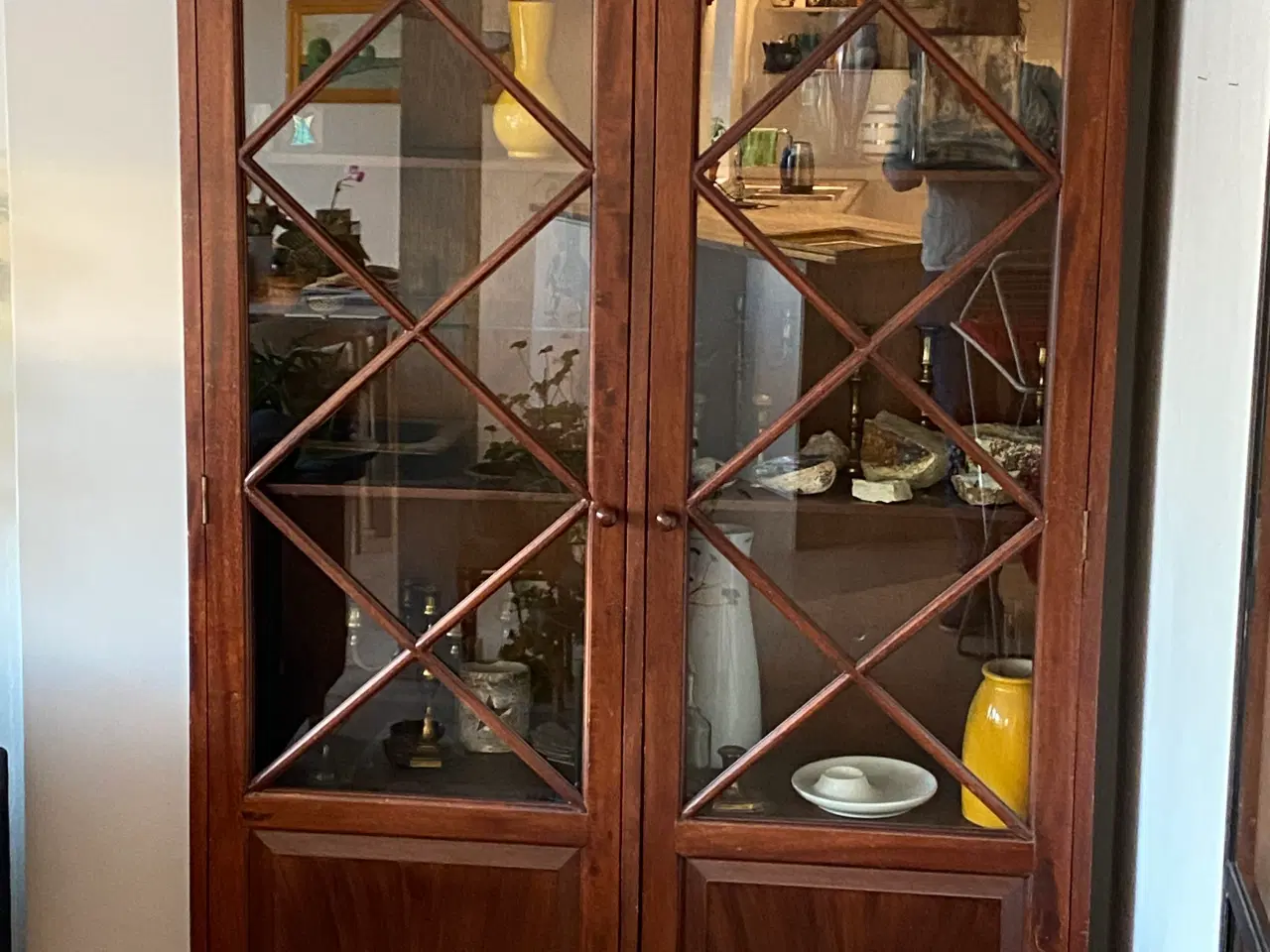 Billede 2 - Smukt vitrineskab med glas- og træhylder, inkl lys